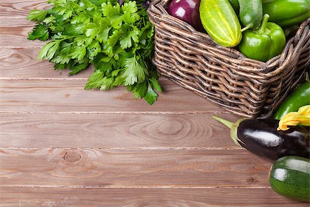 simsearch:400-04804401,k - Fresh farmers garden vegetables and herbs on wooden table. View with copy space Foto de stock - Super Valor sin royalties y Suscripción, Código: 400-08289542