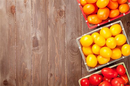 simsearch:400-07212038,k - Colorful tomatoes on wooden table. Top view with copy space Stock Photo - Budget Royalty-Free & Subscription, Code: 400-08289593