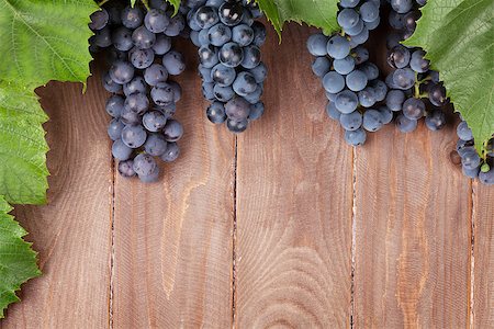 simsearch:400-08110621,k - Red grape on wooden table. Top view with copy space Stock Photo - Budget Royalty-Free & Subscription, Code: 400-08289626