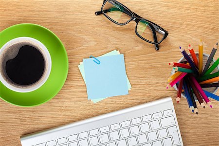 simsearch:400-07481880,k - Blank post-it with office supplies and coffee cup on wooden table. Above view Fotografie stock - Microstock e Abbonamento, Codice: 400-08289630