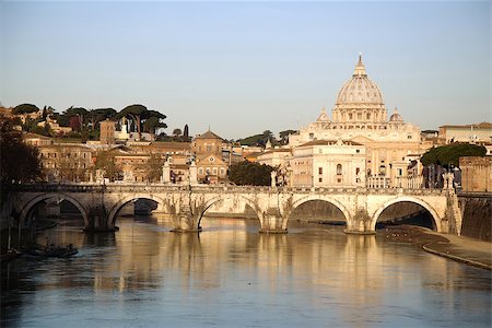simsearch:400-04821854,k - view of panorama Vatican City from Ponte Umberto I in Rome, Italy ( photographed very early in the morning ) Fotografie stock - Microstock e Abbonamento, Codice: 400-08282586