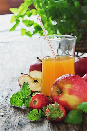 simsearch:400-04167330,k - fruit juice, ripe apples and strawberries on old wooden table. fresh fruit from the garden.selective focus Stockbilder - Microstock & Abonnement, Bildnummer: 400-08283196