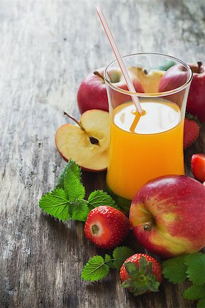simsearch:400-04167330,k - fruit juice, ripe apples and strawberries on old wooden table. fresh fruit from the garden. selective focus Stockbilder - Microstock & Abonnement, Bildnummer: 400-08283197