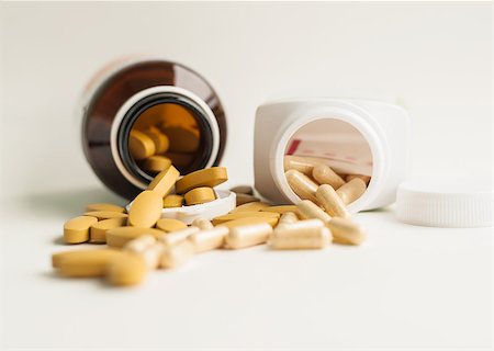 simsearch:400-08697202,k - Vitamin and herb capsule spilling out of a bottle Stock Photo - Budget Royalty-Free & Subscription, Code: 400-08283215