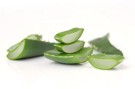 simsearch:400-04033672,k - Aloe vera leaves isolated on white background Foto de stock - Super Valor sin royalties y Suscripción, Código: 400-08283221