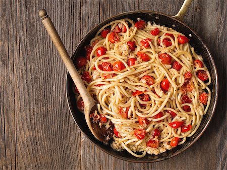 simsearch:400-09096113,k - close up of rustic spicy italian crab and cherry tomato spaghetti pasta Foto de stock - Super Valor sin royalties y Suscripción, Código: 400-08283619