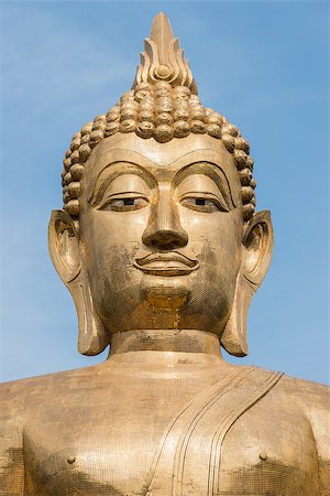 Large golden Buddha statue under the clear blue sky. Foto de stock - Royalty-Free Super Valor e Assinatura, Número: 400-08283627