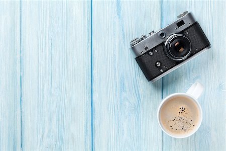 Travel camera and coffee cup on wooden table. Top view with copy space Foto de stock - Super Valor sin royalties y Suscripción, Código: 400-08294971