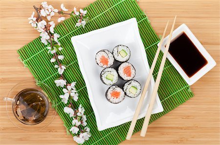 simsearch:400-08072780,k - Sushi maki set, green tea and sakura branch over bamboo table Photographie de stock - Aubaine LD & Abonnement, Code: 400-08295054