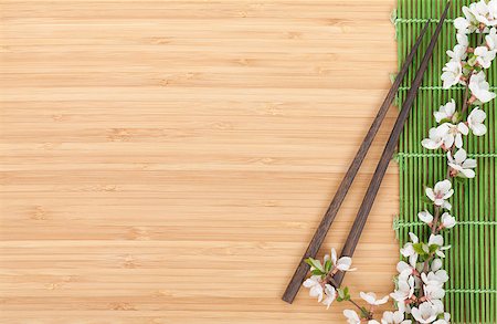 simsearch:400-07719212,k - Chopsticks and sakura branch over bamboo mat with copy space Fotografie stock - Microstock e Abbonamento, Codice: 400-08295052