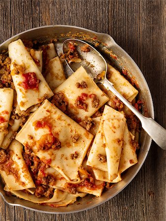 simsearch:400-07955620,k - close up of rustic italian pasta in ragu sauce Photographie de stock - Aubaine LD & Abonnement, Code: 400-08295190
