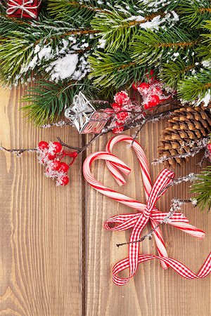 simsearch:400-07824858,k - Christmas tree branch with snow and candy canes on wooden table. Top view Stock Photo - Budget Royalty-Free & Subscription, Code: 400-08295862