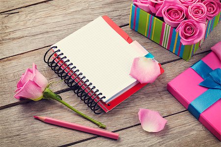 simsearch:400-08110734,k - Blank notepad and gift box full of pink roses over wooden table. Top view with copy space Stock Photo - Budget Royalty-Free & Subscription, Code: 400-08295908