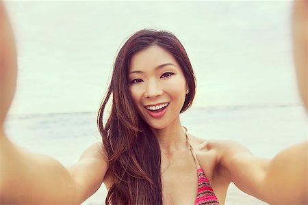 simsearch:400-08291180,k - Instagram effect photograph of Asian young woman or girl in bikini, taking vacation selfie photograph at the beach Foto de stock - Royalty-Free Super Valor e Assinatura, Número: 400-08297640