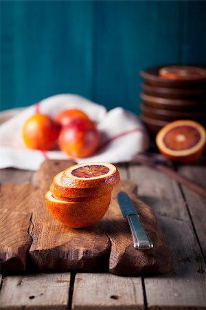 Sicilian Bloody oranges candied slices on a wooden cutting board Foto de stock - Super Valor sin royalties y Suscripción, Código: 400-08297705