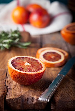 Sicilian Bloody oranges candied slices on a wooden cutting board Photographie de stock - Aubaine LD & Abonnement, Code: 400-08297707