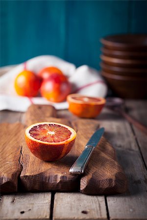Sicilian Bloody oranges candied slices on a wooden cutting board Photographie de stock - Aubaine LD & Abonnement, Code: 400-08297700