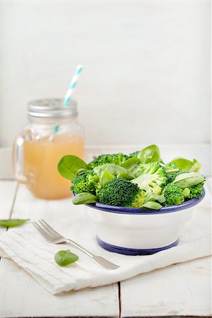 Broccoli, baby spinach and green beans salad in ceramic bowl with olive oil on a white wooden background. Photographie de stock - Aubaine LD & Abonnement, Code: 400-08297703