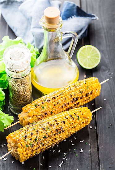 Delicious grilled corn on a wooden board Photographie de stock - Libre de Droits (LD), Artiste: Vankad, Le code de l’image : 400-08297970