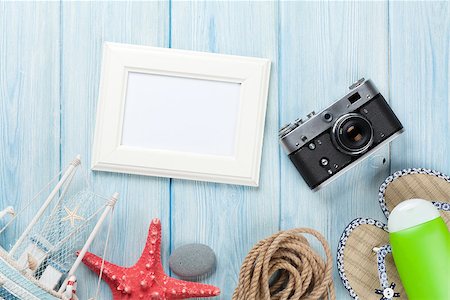 simsearch:400-08289506,k - Travel and vacation photo frame and items on wooden table. Top view Photographie de stock - Aubaine LD & Abonnement, Code: 400-08298050
