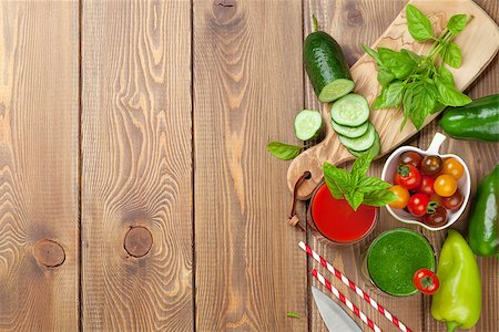 simsearch:400-08343170,k - Fresh vegetable smoothie on wooden table. Tomato and cucumber. Top view with copy space Foto de stock - Super Valor sin royalties y Suscripción, Código: 400-08298053