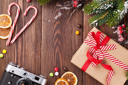 simsearch:400-08299399,k - Christmas background with gift box, camera and fir tree branch Stockbilder - Microstock & Abonnement, Bildnummer: 400-08298080