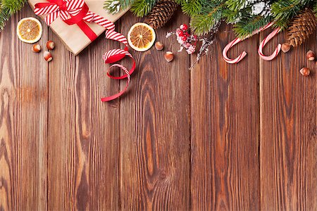 pine cone decorations - Christmas gift box, food decor and fir tree branch on wooden table. Top view with copy space Stock Photo - Budget Royalty-Free & Subscription, Code: 400-08298083