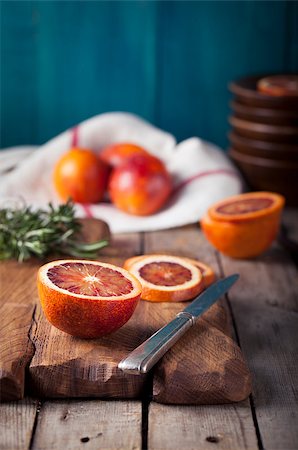 Sicilian Bloody oranges candied slices on a wooden cutting board Foto de stock - Super Valor sin royalties y Suscripción, Código: 400-08298649