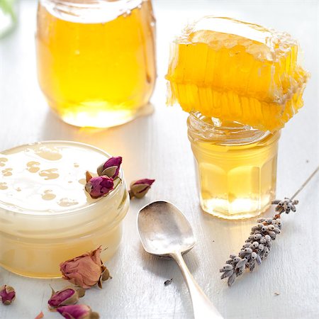 Honey variety with bee's comb in a glass jars with flowers and fresh herbs. Photographie de stock - Aubaine LD & Abonnement, Code: 400-08298654