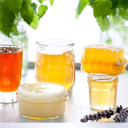 Honey variety with bee's comb in a glass jars with flowers and fresh herbs. Foto de stock - Super Valor sin royalties y Suscripción, Código: 400-08298651