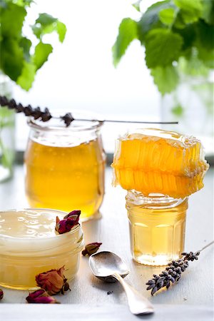Honey variety with bee's comb in a glass jars with flowers and fresh herbs. Photographie de stock - Aubaine LD & Abonnement, Code: 400-08298652