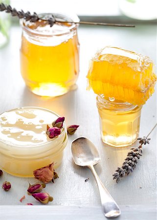 Honey variety with bee's comb in a glass jars with flowers and fresh herbs. Photographie de stock - Aubaine LD & Abonnement, Code: 400-08298653