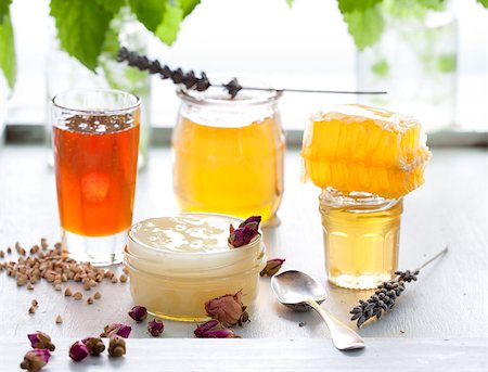Honey variety with bee's comb in a glass jars with flowers and fresh herbs. Foto de stock - Super Valor sin royalties y Suscripción, Código: 400-08298752