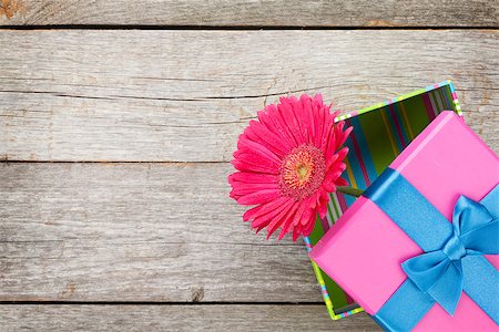 simsearch:400-07662543,k - Purple gerbera flower in gift box on wooden table with copy space Stock Photo - Budget Royalty-Free & Subscription, Code: 400-08298806