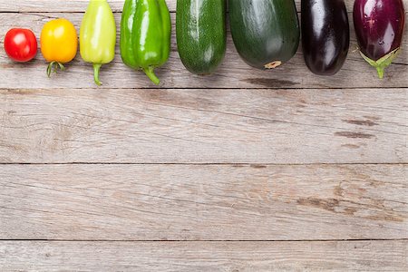 simsearch:400-04804401,k - Fresh farmers garden vegetables on wooden table. Top view with copy space Foto de stock - Super Valor sin royalties y Suscripción, Código: 400-08298863