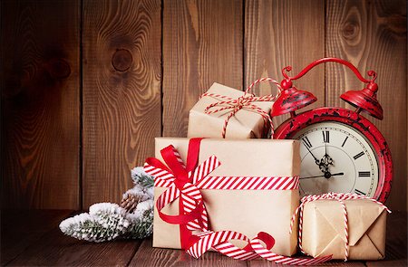 Christmas gift boxes, fir tree and alarm clock Foto de stock - Super Valor sin royalties y Suscripción, Código: 400-08298885