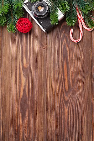 simsearch:400-08299399,k - Christmas tree branch, camera and candy cane on wooden table. Top view with copy space Stockbilder - Microstock & Abonnement, Bildnummer: 400-08298927