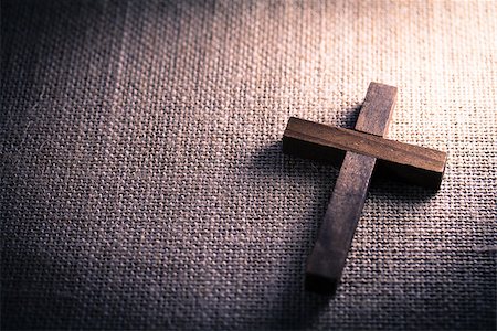 simsearch:400-07090264,k - An aerial view of a holy wooden Christian cross on a burlap background. Stock Photo - Budget Royalty-Free & Subscription, Code: 400-08299311