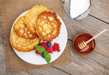simsearch:400-09019412,k - Pancakes with raspberry, blueberry, mint and honey syrup. On wooden table Foto de stock - Super Valor sin royalties y Suscripción, Código: 400-08299650