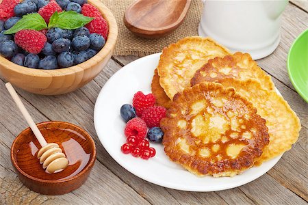 simsearch:400-09019412,k - Pancakes with raspberry, blueberry, mint and honey syrup. On wooden table Foto de stock - Super Valor sin royalties y Suscripción, Código: 400-08299651