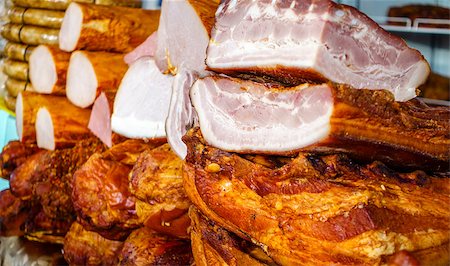 smoked ham - Ham and cold cuts counter at a farmers market in Pyatigorsk, Russia Foto de stock - Super Valor sin royalties y Suscripción, Código: 400-08290425