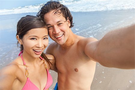 simsearch:400-08291180,k - Man & woman Asian couple, boyfriend girlfriend in bikini, taking vacation selfie photograph at the beach Foto de stock - Royalty-Free Super Valor e Assinatura, Número: 400-08290938