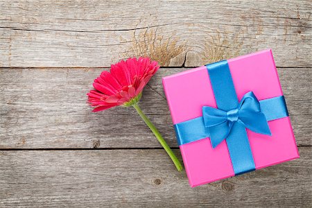 simsearch:400-07662543,k - Purple gerbera flower and gift box on wooden table Stock Photo - Budget Royalty-Free & Subscription, Code: 400-08291192