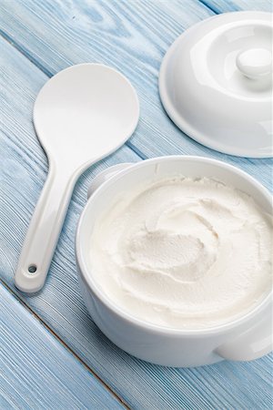 simsearch:400-07825089,k - Sour cream in a bowl on wooden table Fotografie stock - Microstock e Abbonamento, Codice: 400-08291211