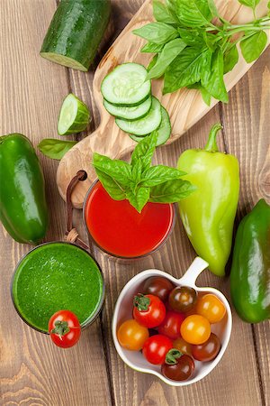 simsearch:400-08343170,k - Fresh vegetable smoothie on wooden table. Tomato and cucumber. Top view Foto de stock - Super Valor sin royalties y Suscripción, Código: 400-08291293