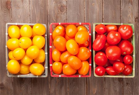 simsearch:400-07212038,k - Colorful tomatoes on wooden table. Top view Stock Photo - Budget Royalty-Free & Subscription, Code: 400-08291322