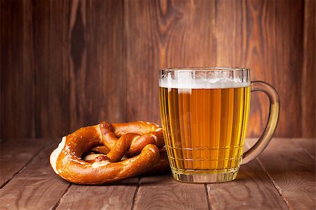 simsearch:400-05195371,k - Lager beer glass and pretzel on wooden table. View with copy space Photographie de stock - Aubaine LD & Abonnement, Code: 400-08291384