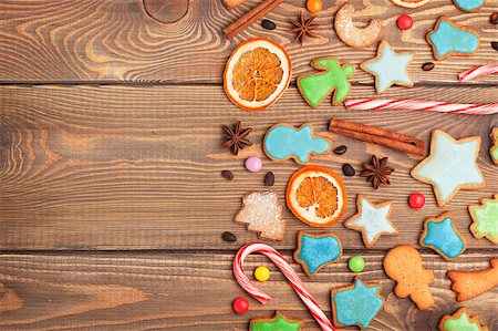 simsearch:400-07614271,k - Christmas wooden background with candies, spices, gingerbread cookies and copy space Foto de stock - Royalty-Free Super Valor e Assinatura, Número: 400-08291380