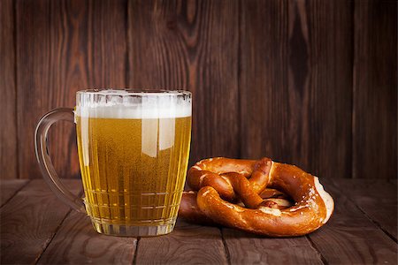 simsearch:400-05195371,k - Lager beer glass and pretzel on wooden table. View with copy space Stockbilder - Microstock & Abonnement, Bildnummer: 400-08291382