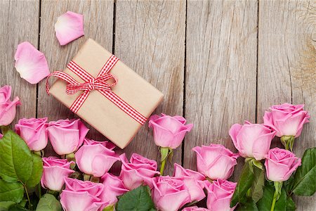 simsearch:400-08110734,k - Pink roses and valentines day gift box over wooden table. Top view with copy space Stock Photo - Budget Royalty-Free & Subscription, Code: 400-08291459
